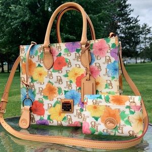 Dooney & Bourke cross body/hand bag